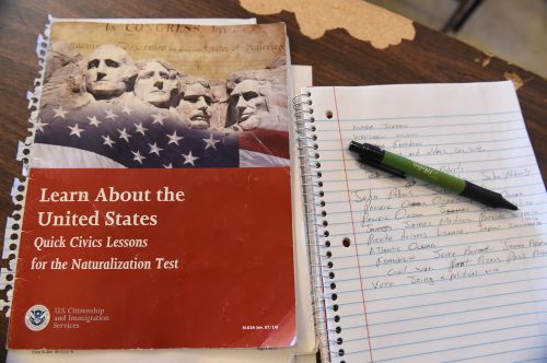 美国公民入籍申请条件（移民法所规定的入籍美国条件）-2025 美国入籍考试练习 - 100/128题中英文对照模拟测试