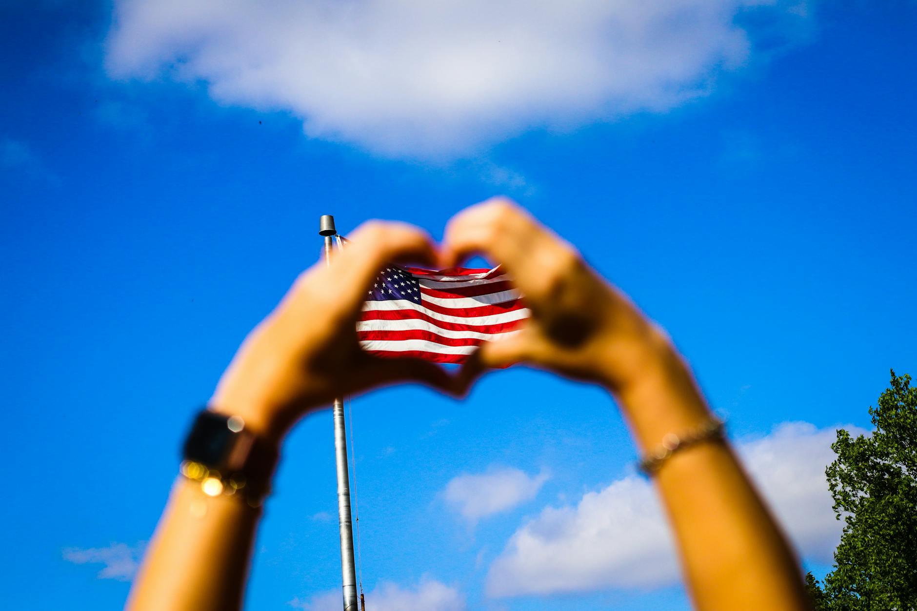 美国入籍考试常见问题：移民局经常更换入籍考试试题吗？-2025 美国入籍考试练习 - 100/128题中英文对照模拟测试
